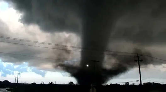 Σοκ στις ΗΠΑ: Σαρωτικοί ανεμοστρόβιλοι, 10 τραυματίες ΒΙΝΤΕΟ