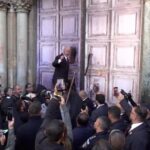 Πανάγιος Τάφος: Το τελετουργικό άνοιγμα του - Η αφή του Αγίου Φωτός και η μεταφορά του στην Αθήνα