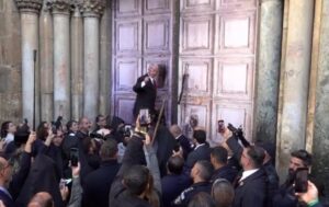 Πανάγιος Τάφος: Το τελετουργικό άνοιγμα του, Η αφή του Αγίου Φωτός και η μεταφορά του στην Αθήνα