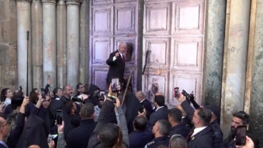 Πανάγιος Τάφος: Το τελετουργικό άνοιγμα του, Η αφή του Αγίου Φωτός και η μεταφορά του στην Αθήνα