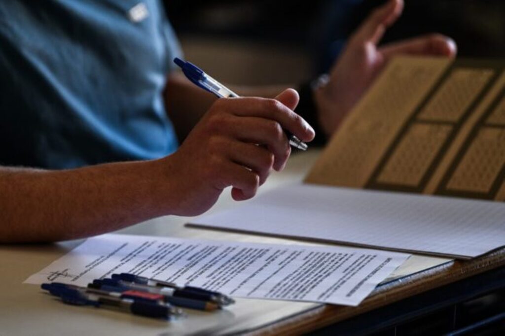 Οδηγός Πανελλήνιες 2026: Πρόγραμμα, ώρες και SOS οδηγίες