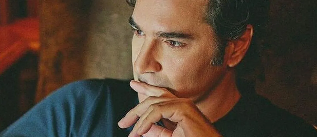 Παπακαλιάτης: Τι λέει για τις αντιδράσεις στο gay φιλί στο «Κλείσε τα μάτια»