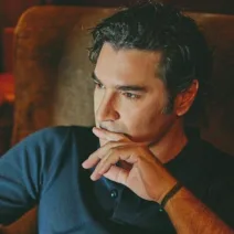 Παπακαλιάτης: Τι λέει για τις αντιδράσεις στο gay φιλί στο «Κλείσε τα μάτια»