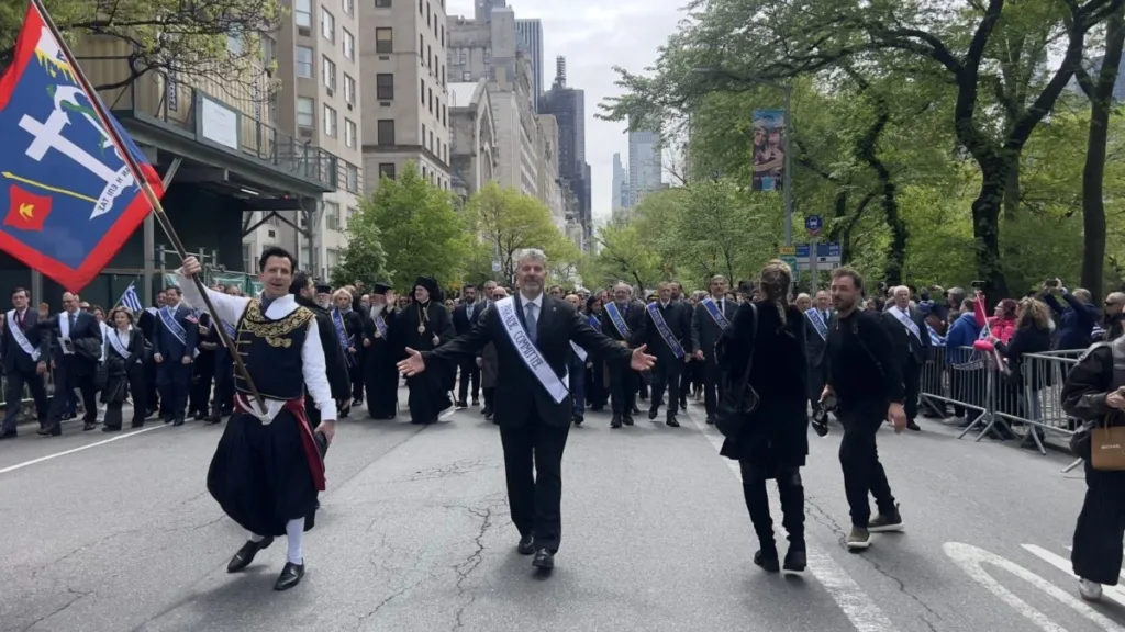 Εθνική υπερηφάνεια στη Νέα Υόρκη: Η μεγάλη παρέλαση ΦΩΤΟ - ΒΙΝΤΕΟ