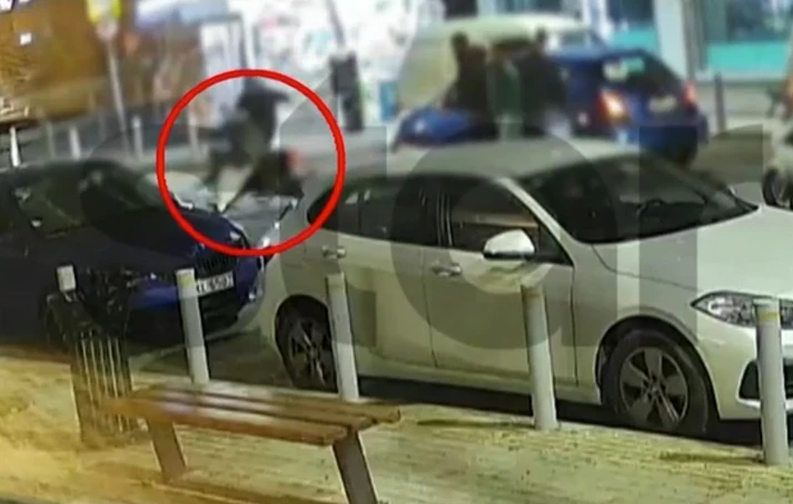 Επίθεση σε νεαρούς από γνωστό τράπερ στην Πετρούλη ΦΩΤΟ