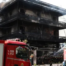 Φωτιά σε κατάστημα με ανταλλακτικά στο Ίλιον - Κάηκαν διαμερίσματα πολυκατοικίας