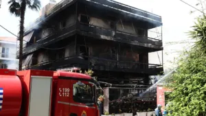 Φωτιά σε κατάστημα με ανταλλακτικά στο Ίλιον - Κάηκαν διαμερίσματα πολυκατοικίας