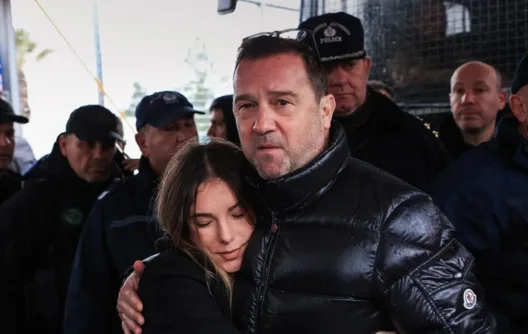 Τέμπη: Αρχισε ξανά η δίκη - Πλακιάς: «Αθάνατες! Όλοι φυλακή, αλήτες» - Παρελήφθη από ασθενοφόρο ο Ρούτσι ΦΩΤΟ - ΒΙΝΤΕΟ