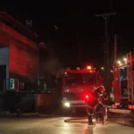 Πειραιάς: Φωτιά σε αμαξοστάσιο του Δήμου με απορριμματοφόρα