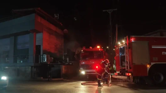 Πειραιάς: Φωτιά σε αμαξοστάσιο του Δήμου με απορριμματοφόρα