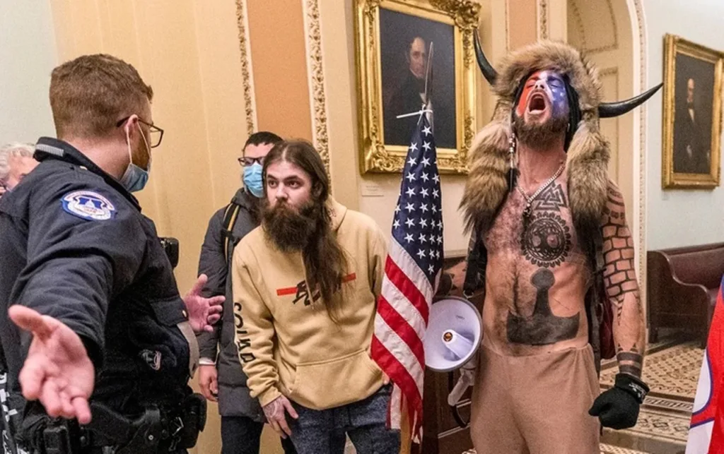 Ο «Σαμάνος» εισβολέας του Καπιτωλίου: Η αναπάντεχη ρήξη με τον Τραμπ - Γιατί τον αποκαλεί «ψεύτη»