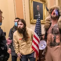 Ο «Σαμάνος» εισβολέας του Καπιτωλίου: Η αναπάντεχη ρήξη με τον Τραμπ - Γιατί τον αποκαλεί «ψεύτη»