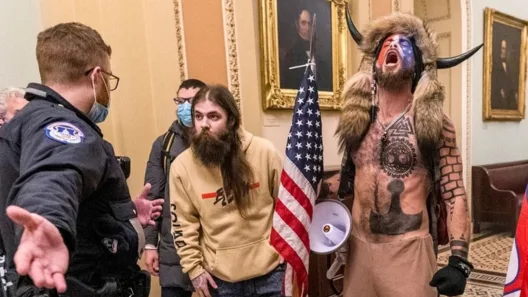 Ο «Σαμάνος» εισβολέας του Καπιτωλίου: Η αναπάντεχη ρήξη με τον Τραμπ - Γιατί τον αποκαλεί «ψεύτη»