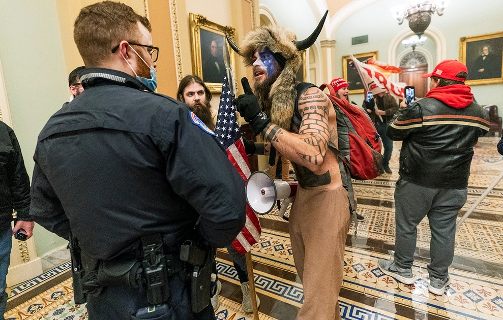 Ο «Σαμάνος» εισβολέας του Καπιτωλίου: Η αναπάντεχη ρήξη με τον Τραμπ - Γιατί τον αποκαλεί «ψεύτη»