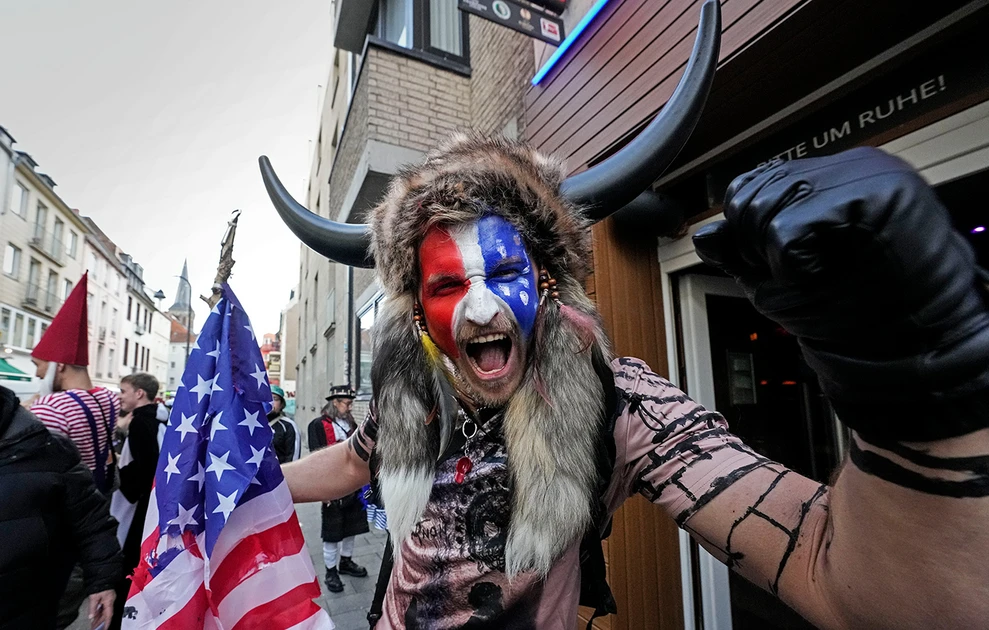 Ο «Σαμάνος» εισβολέας του Καπιτωλίου: Η αναπάντεχη ρήξη με τον Τραμπ - Γιατί τον αποκαλεί «ψεύτη»