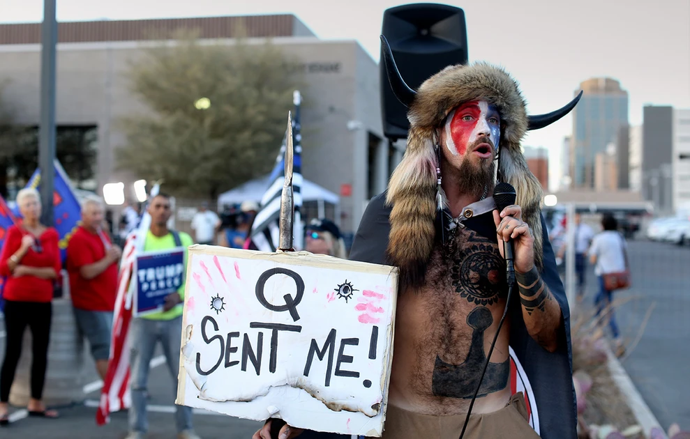 Ο «Σαμάνος» εισβολέας του Καπιτωλίου: Η αναπάντεχη ρήξη με τον Τραμπ - Γιατί τον αποκαλεί «ψεύτη»