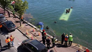 Σηκουάνας: Συναγερμος για λεωφορείο που έπεσε στον ποταμό - Τι συνέβη ΒΙΝΤΕΟ