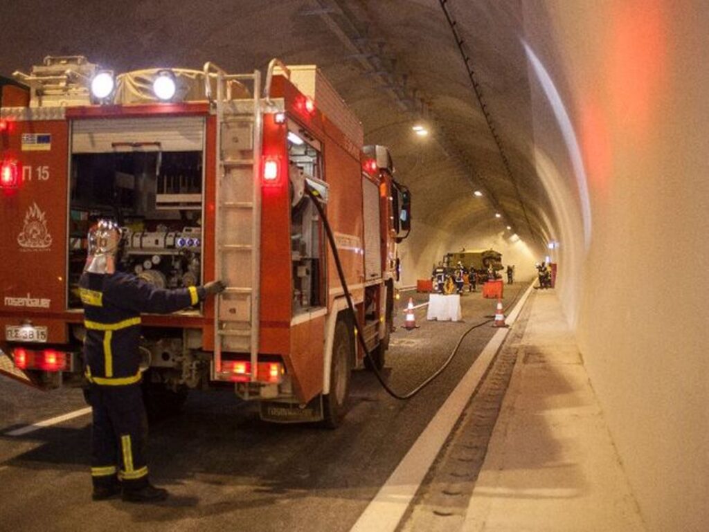 Πατρών - Κορίνθου: Δύο τραυματίες σε τροχαίο στη σήραγγα Παναγοπούλας