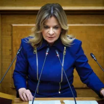 «Η κυβέρνηση των ημετέρων και των σκανδάλων»