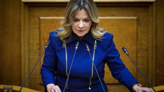 «Η κυβέρνηση των ημετέρων και των σκανδάλων»
