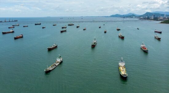 Πολεμικές αποζημιώσεις ζητά το Ιράν για άνοιγμα των Στενών του Ορμούζ