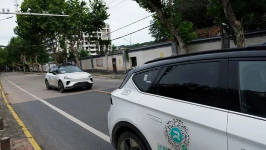 Δεκάδες ρομποτικά ταξί «πάγωσαν» σε δρόμο στη Γουχάν ΒΙΝΤΕΟ