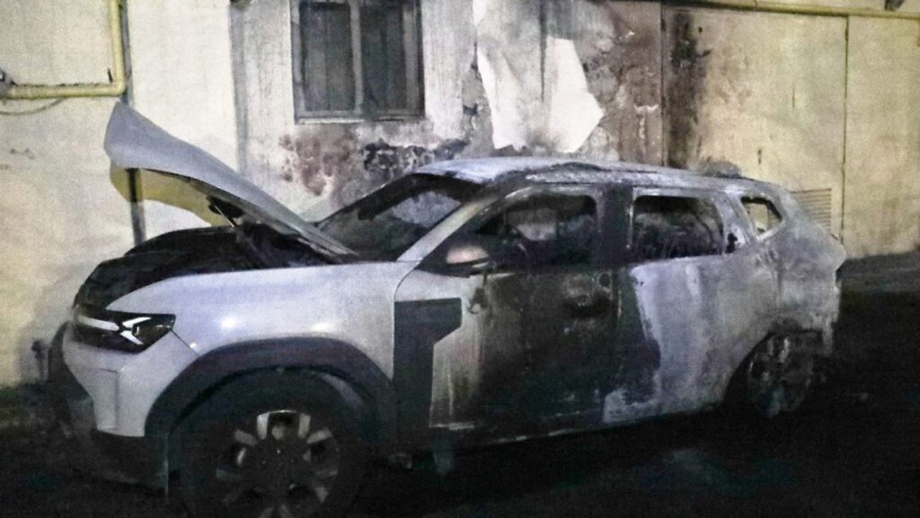 Ανάληψη ευθύνης για τον εμπρησμό ΙΧ του εμπειρογνώμονα των Τεμπών