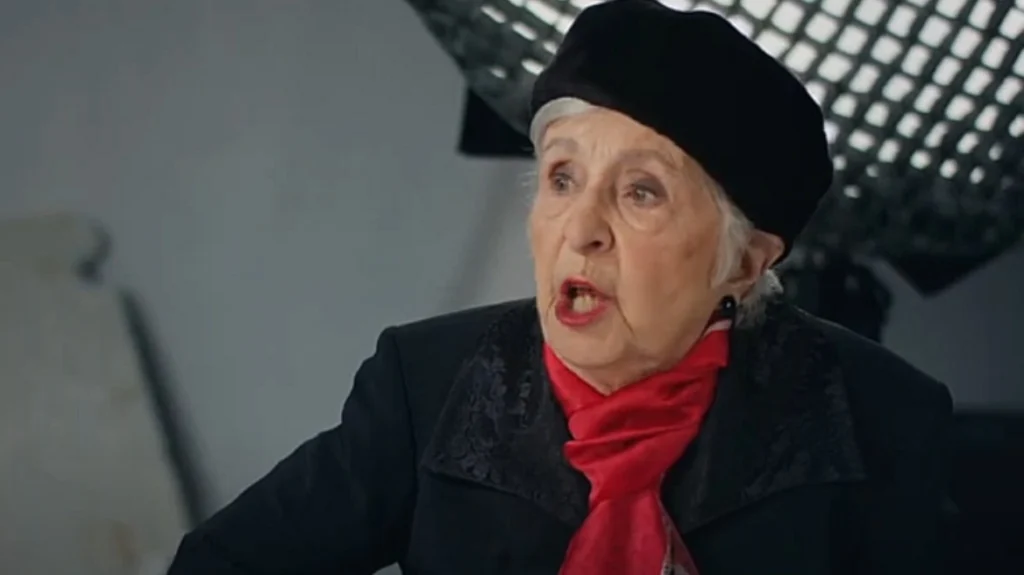 Η «Θεοπούλα» σε εμφάνιση - έκπληξη στο βίντεοκλιπ του Ακύλα ΒΙΝΤΕΟ