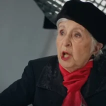 Η «Θεοπούλα» σε εμφάνιση - έκπληξη στο βίντεοκλιπ του Ακύλα ΒΙΝΤΕΟ