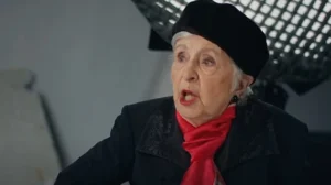 Η «Θεοπούλα» σε εμφάνιση - έκπληξη στο βίντεοκλιπ του Ακύλα ΒΙΝΤΕΟ