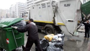 Θεσσαλονίκη: 46χρονος γλίτωσε την τελευταία στιγμή σε απορριμματοφόρο – Τον έσωσε η πρέσα που σταμάτησε