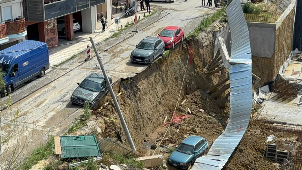 ΒΙΝΤΕΟ από τη στιγμή που αυτοκίνητο πέφτει στο κενό στη Θεσσαλονίκη