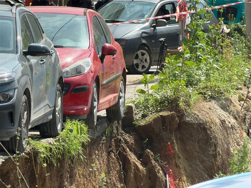 ΒΙΝΤΕΟ από τη στιγμή που αυτοκίνητο πέφτει στο κενό στη Θεσσαλονίκη
