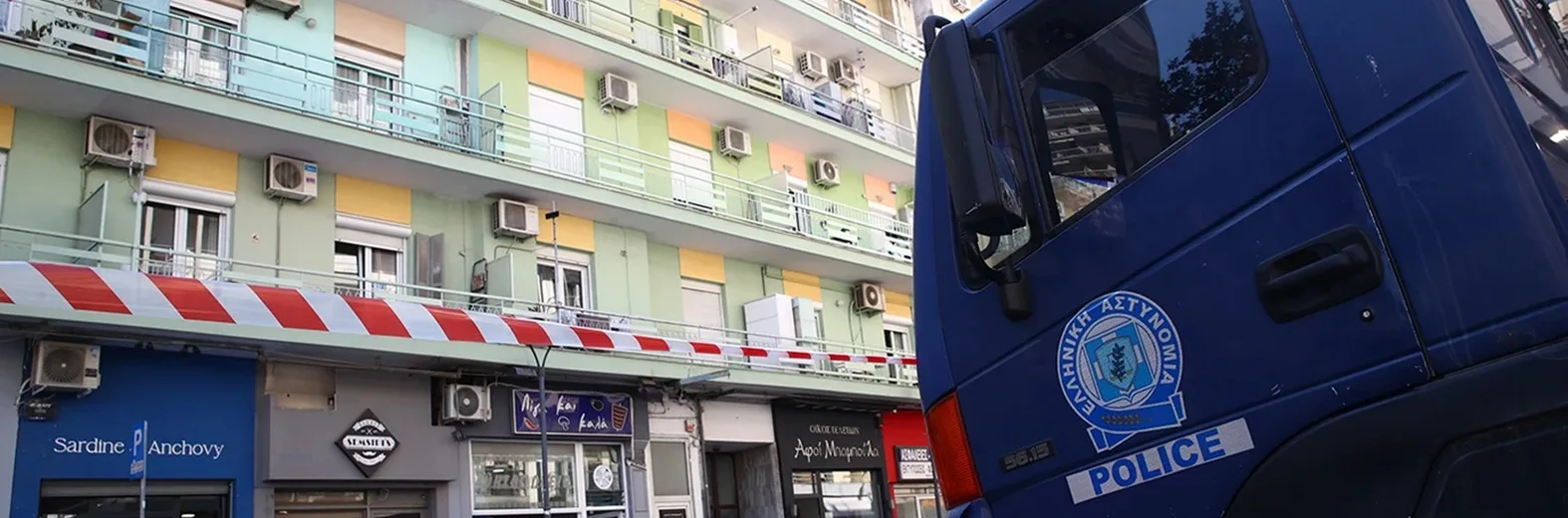 Θεσσαλονίκη: 20χρονος σε αμόκ πετάει αντικείμενα από το μπαλκόνι του - Διακοπή κυκλοφορίας στο σημείο ΒΙΝΤΕΟ