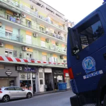 Θεσσαλονίκη: 20χρονος σε αμόκ πετάει αντικείμενα από το μπαλκόνι του - Διακοπή κυκλοφορίας στο σημείο ΒΙΝΤΕΟ