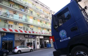 Θεσσαλονίκη: 20χρονος σε αμόκ πετάει αντικείμενα από το μπαλκόνι του - Διακοπή κυκλοφορίας στο σημείο ΒΙΝΤΕΟ