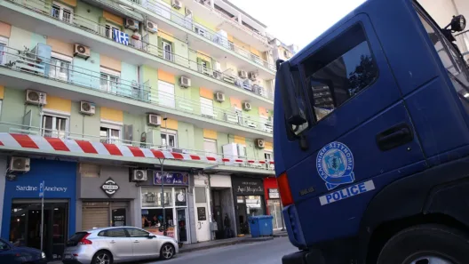 Θεσσαλονίκη: 20χρονος σε αμόκ πετάει αντικείμενα από το μπαλκόνι του - Διακοπή κυκλοφορίας στο σημείο ΒΙΝΤΕΟ