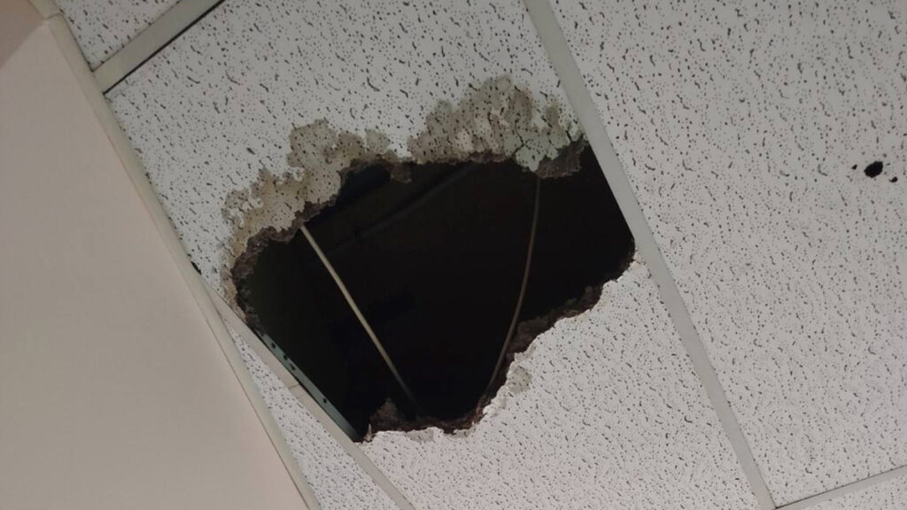 Θριάσιο: Πτώση οροφής σε θάλαμο ασθενών του Νοσοκομείου ΦΩΤΟ