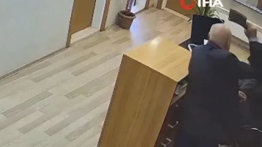 Τουρκία: Ηλικιωμένος επιτέθηκε με μπαλτά σε υπάλληλο μέσα σε Δημαρχείο ΒΙΝΤΕΟ