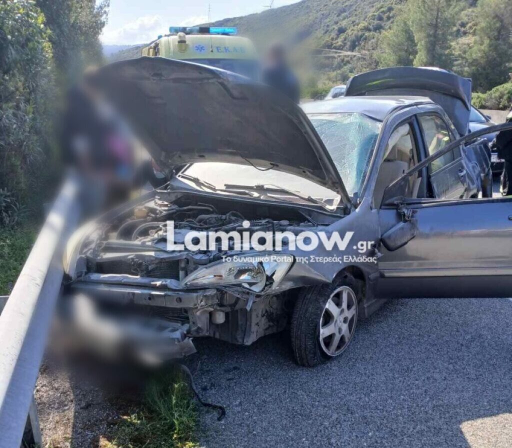 ΙΧ «καρφώθηκε» σε προστατευτικές μπάρες στην Αθηνών - Λαμίας, μια τραυματίας ΦΩΤΟ