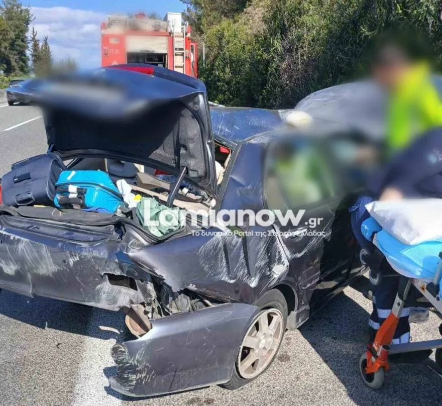 ΙΧ «καρφώθηκε» σε προστατευτικές μπάρες στην Αθηνών - Λαμίας, μια τραυματίας ΦΩΤΟ