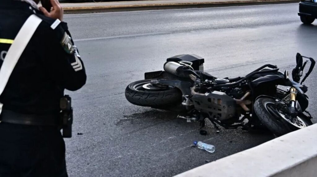 Πατρών-Πύργου: Σοβαρό τροχαίο με μοτοσικλέτα - Οδηγός «καρφώθηκε» σε δένδρο