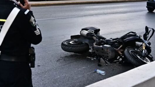 Πατρών - Πύργου: Σοβαρό τροχαίο με μοτοσικλέτα - 30χρονη «καρφώθηκε» σε δένδρο