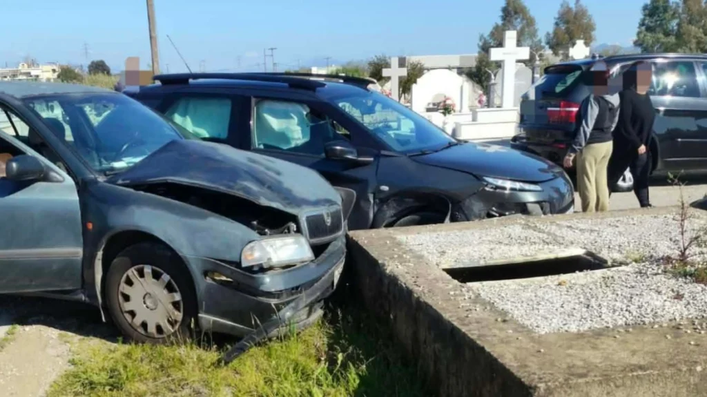 Αγρίνιο: Αυτοκίνητα σε...μνήματα Νεκροταφείου μετά από τροχαίο ΦΩΤΟ
