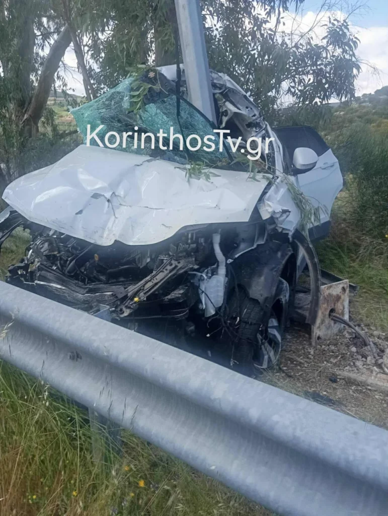 Σοκαριστικό τροχαίο με μία νεκρή στη Νεμέα - αυτοκίνητο «καρφώθηκε» κολώνα ΦΩΤΟ