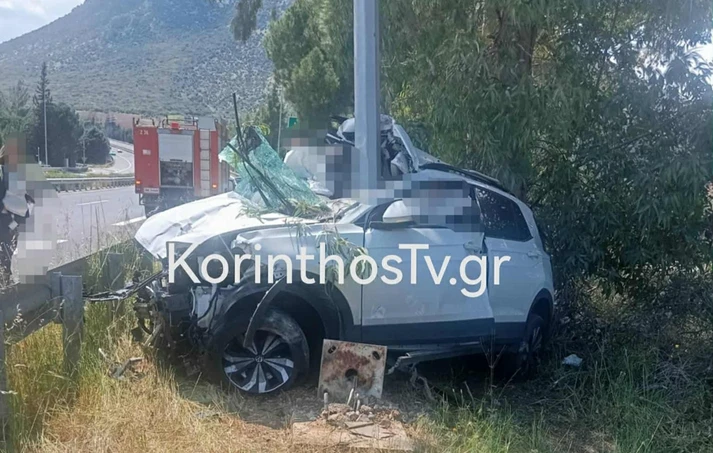 Σοκαριστικό τροχαίο με μία νεκρή στη Νεμέα - αυτοκίνητο «καρφώθηκε» κολώνα ΦΩΤΟ