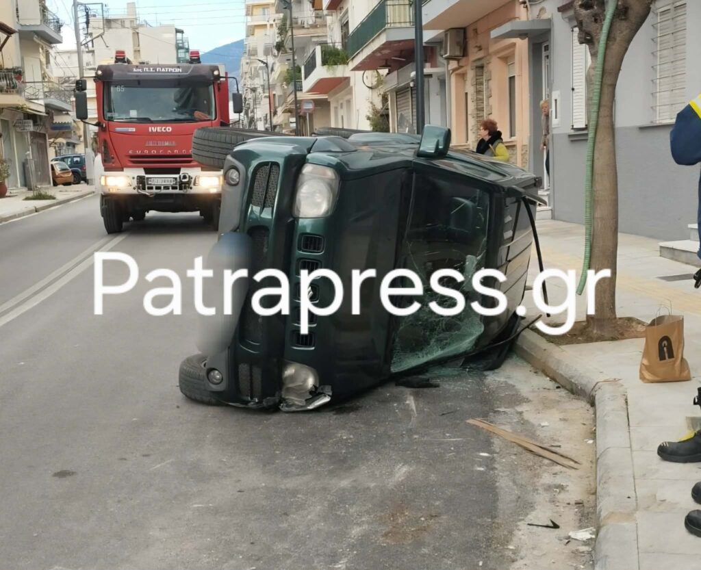 Πάτρα: Σοκαριστικό τροχαίο με ανατροπή ΙΧ - Απεγκλωβισμός μητέρας και των δυο παιδιών της ΦΩΤΟ