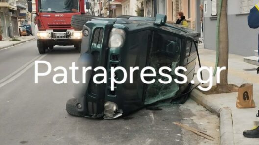 Πάτρα: Σοκαριστικό τροχαίο με ανατροπή ΙΧ - Απεγκλωβισμός μητέρας και των δυο παιδιών της ΦΩΤΟ