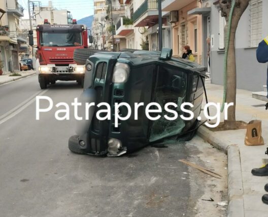 Πάτρα: Σοκαριστικό τροχαίο με ανατροπή ΙΧ - Απεγκλωβισμός μητέρας και των δυο παιδιών της ΦΩΤΟ