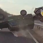 Στρατιωτικό όχημα εκτοξεύεται και ανατρέπεται ΒΙΝΤΕΟ